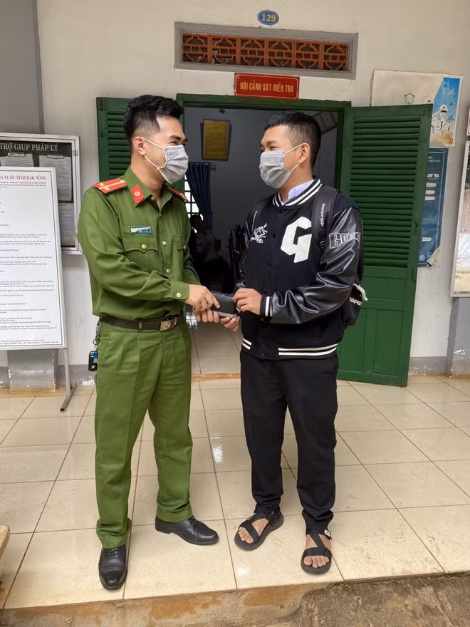 Công an huyện Đắk Mil trao trả tài sản bị đánh rơi cho em Nguyễn Trọng Phụng.