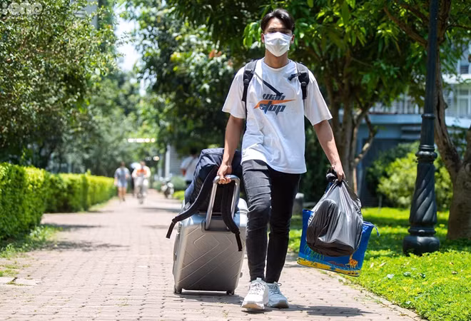 Sinh viên Đại học FPT nhanh chóng thu dọn tư trang cá nhân theo chỉ dẫn trước 12h ngày 13/5.