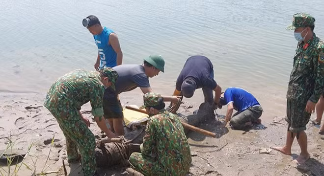 Lực lượng Công binh di dời quả bom đến điểm hủy nổ.