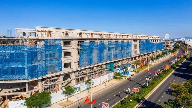 Regal Maison sở hữu vị trí vàng tại tâm điểm TP Tuy Hòa, mặt tiền đại lộ Hùng Vương lộ giới 48m, kết nối trực tiếp ra biển Đông chỉ 400m thông qua 3 tuyến đường chính là An Dương Vương, Lý Nam Đế và Trần Nhân Tông.
