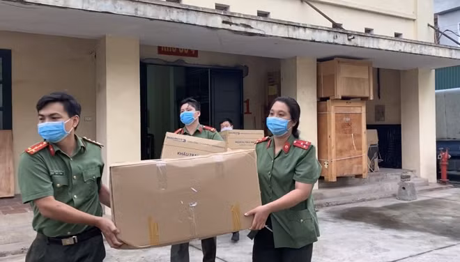 Trang thiết bị phòng chống dịch được Cục trang bị và kho vận vận chuyển từ Kho dự phòng của Cục Y tế chuyển đi cấp phát cho Công an các đơn vị, địa phương