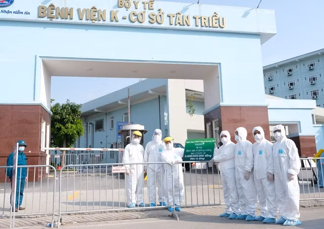 Đại diện Vietcombank, ông Nguyễn Thanh Tùng – Phó Tổng Giám đốc (thứ tư từ phải sang) trao kinh phí hỗ trợ phòng chống COVID-19 cho đại diện Bệnh viện K cơ sở Tân Triều: TS.BS Nguyễn Tiến Quang - Bí thư Đảng ủy, Chủ tịch Hội đồng Quản lý Bệnh Viện (thứ 3 từ trái sang), đảm bảo giãn cách và an toàn phòng chống dịch theo quy định.