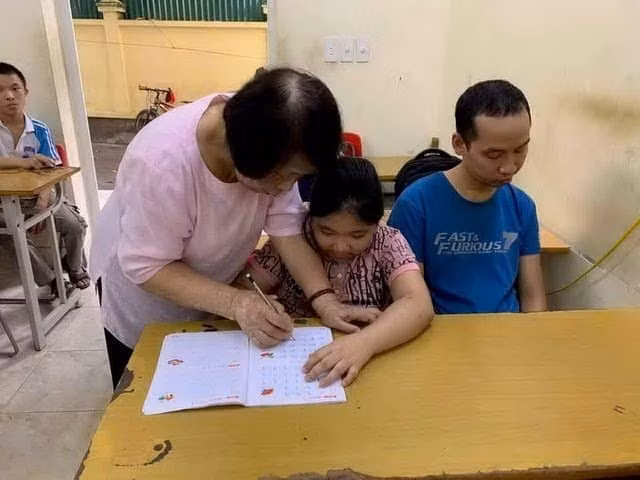 Bà Côi đang rèn từng nét chữ, phép tính cho từng học trò trong lớp học tình thương của mình.