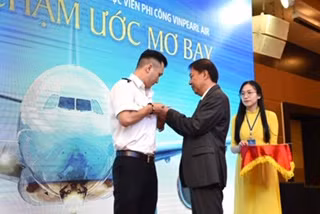 Những chiếc huy hiệu học viên VinAviation được trao cho các học viên phi công.
