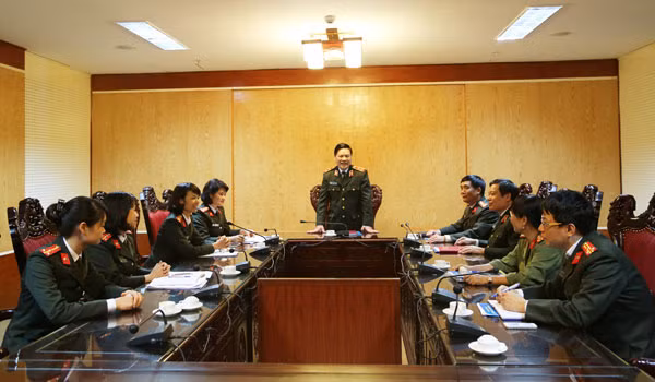Trung tướng Nguyễn Xuân Mười, Phó Tổng cục trưởng, Tổng cục Chính trị CAND phát biểu tại cuộc họp.