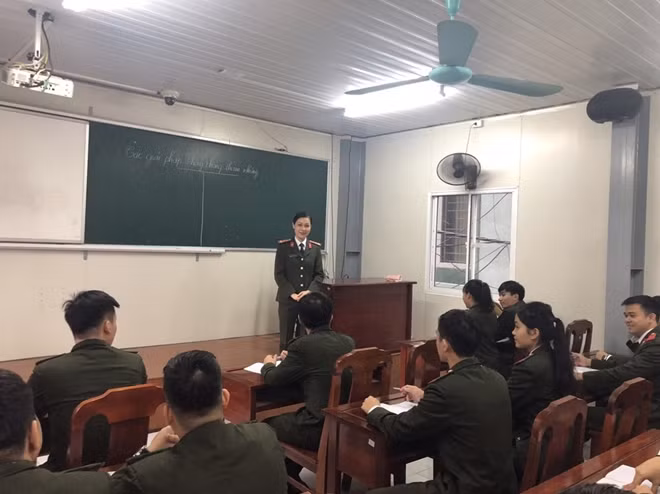 Cô giáo Vũ Việt Hà trong giờ lên lớp.