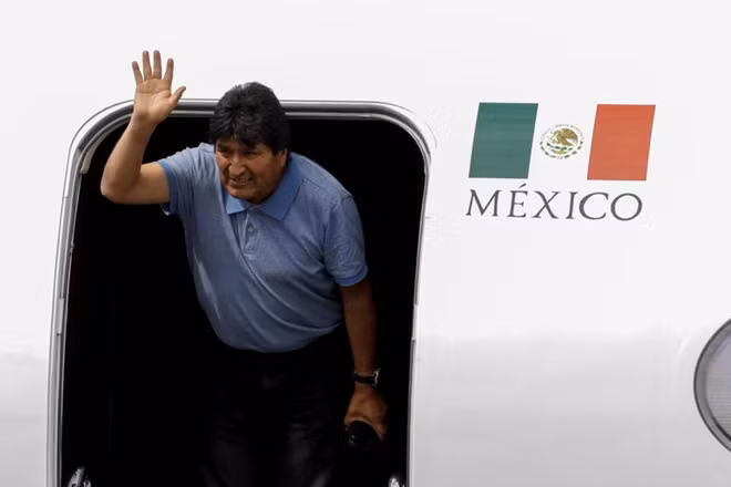 Cựu Tổng thống Evo Morales khi hạ cánh xuống một sân bay ở Mexico.