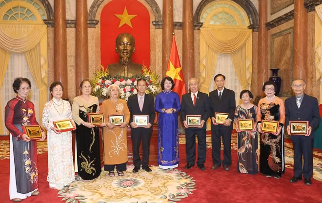 Phó Chủ tịch nước Đặng Thị Ngọc Thịnh tặng quà lưu niệm cho các cựu giáo viên kiều bào tại Thái Lan. Ảnh: TTXVN