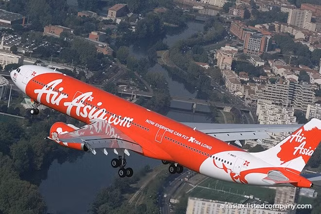 Cổ phiếu AirAsia Group Bhd (AAGB) và AirAsia X Bhd (AAX) đã giảm giá mạnh khi có tin các lãnh đạo của hãng dính líu vào vụ Airbus hối lộ 50 triệu USD.