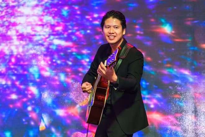 Nhạc sĩ Nguyễn Duy Hùng phiêu trên sân khấu.