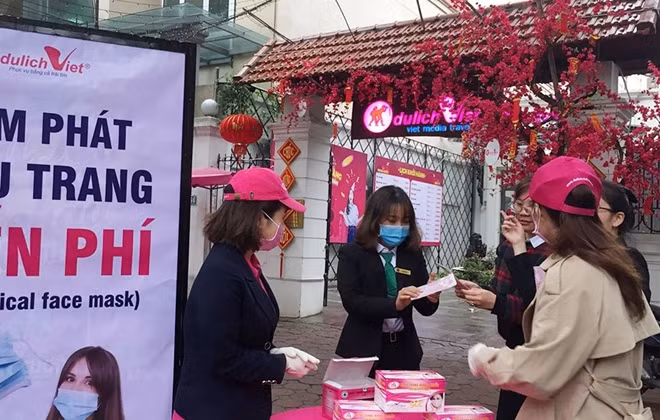 Công ty du lịch phát khẩu trang cho khách hàng.