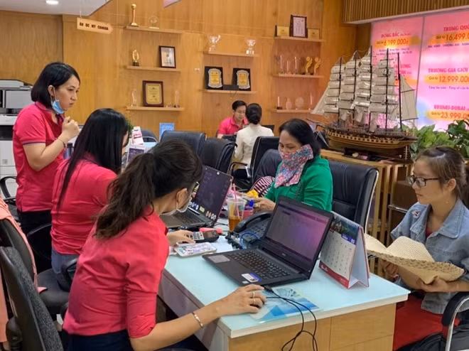 Du khách đi tours dịp này được trang bị đầy đủ khẩu trang, nước rửa tay khô và thực hiện nghiêm khuyến cáo của Bộ Y tế.