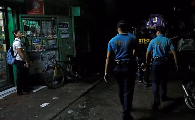 Cảnh sát đi tuần ở quận Caloocan thuộc thủ đô Manila.