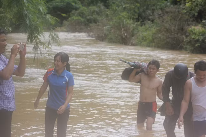 Mỗi mùa mưa lũ các thầy cô cũng phải lội suối để sang điểm trường của bản Vịn.