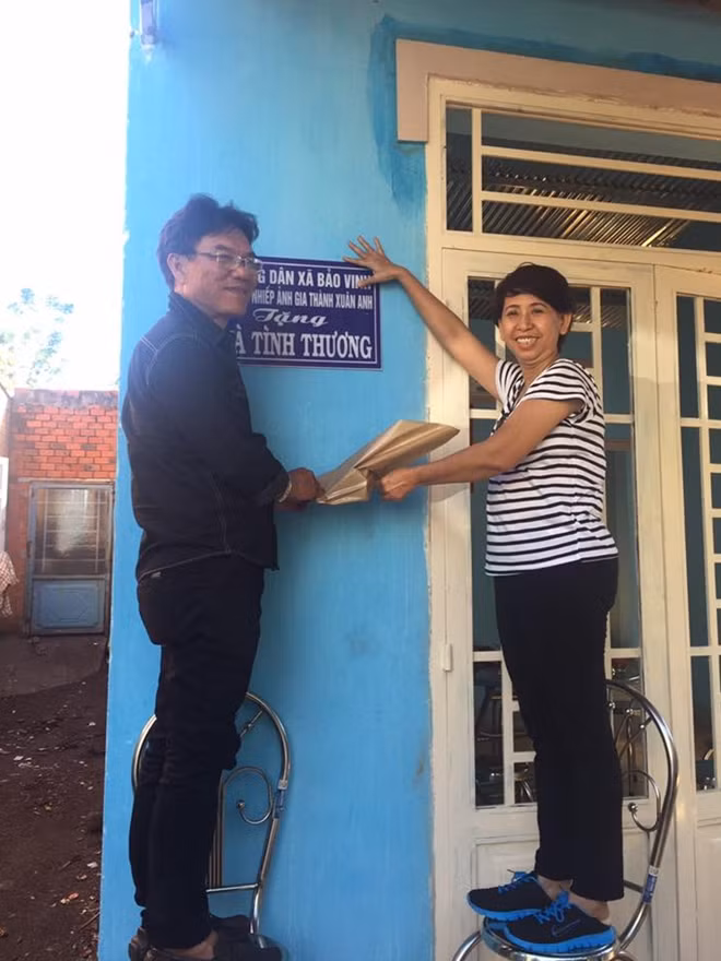 Trao nhà tình thương cho người nghèo.