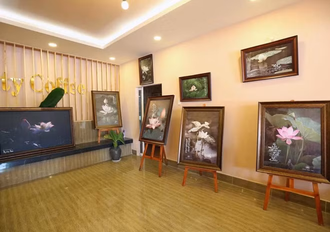Triển lãm hoa sen của Thành Xuân Anh.
