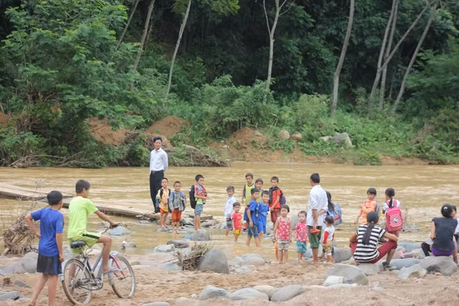 Nhìn cảnh các em học sinh phải vượt suối nhiều người không khỏi xót xa.