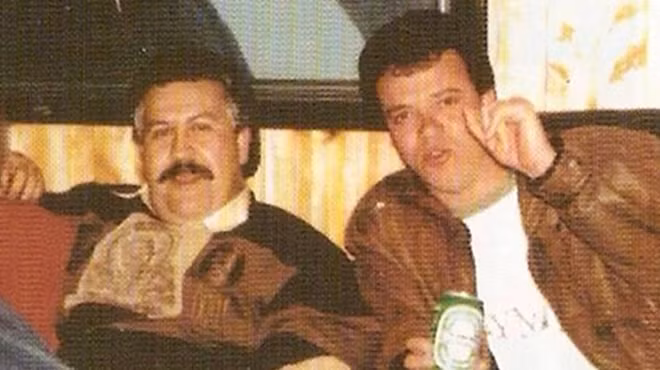 Vasquez (phải) và ông trùm Escobar.