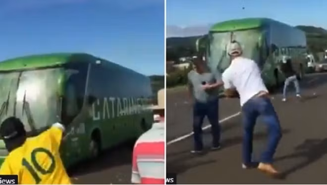 Những CĐV quá khích ném đá vào xe chở đội tuyển Brazil.