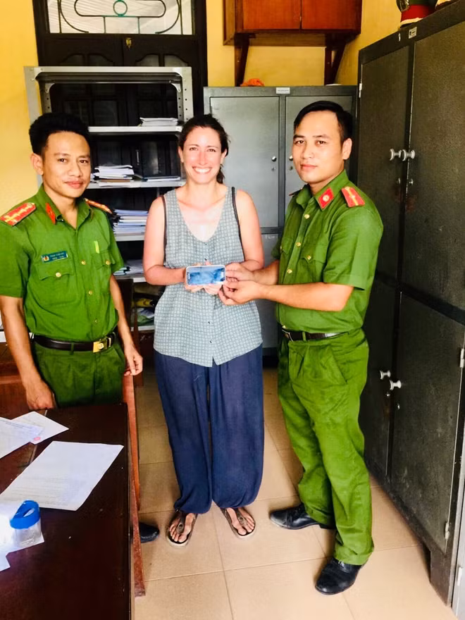 Công an đồn Tam Cốc – Bích Động (thuộc Công an huyện Hoa Lư) trao trả cho chị Spocci