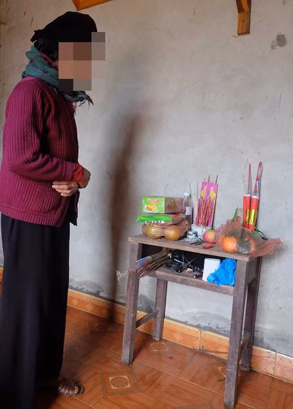 Bà nội trước bàn thờ của đứa cháu xấu số. Bà nội trước bàn thờ của đứa cháu xấu số.