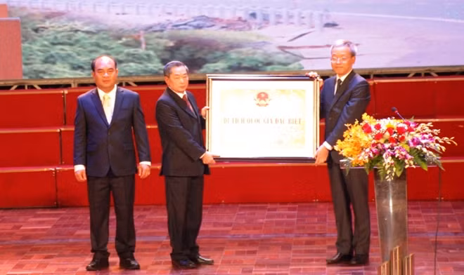 Đại diện lãnh đạo Bộ Văn hóa, Thể thao và Du lịch trao Bằng công nhận Di tích Quốc gia đặc biệt điểm cuối Đường Trường Sơn – Đường Hồ Chí Minh cho lãnh đạo huyện Chơn thành, tỉnh Bình Phước.