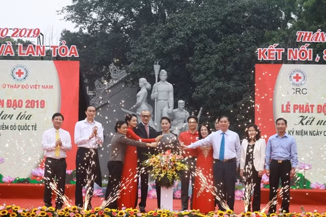 Chủ tịch Quốc hội Nguyễn Thị Kim Ngân, Phó Thủ tướng Vũ Đức Đam và các đại biểu nhấn nút phát động “Tháng Nhân đạo” 2019.
