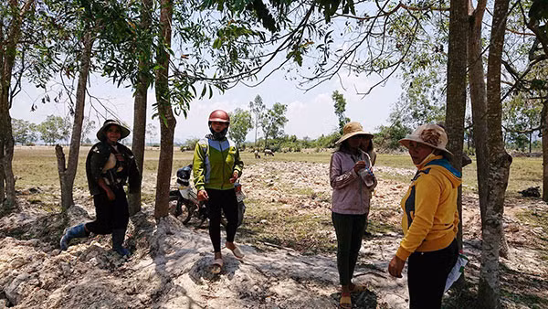 Nhiều hộ dân sinh sống tại xã Cư Elang cho rằng, cán bộ địa chính xã đã nhờ họ đứng tên “giúp” để nhận tiền đền bù trái quy định.