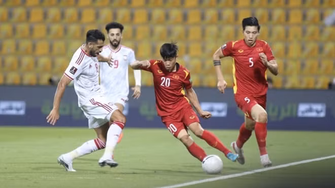 Tuyển Việt Nam (áo đỏ) tại trận đấu với UAE. Ảnh: AFC.