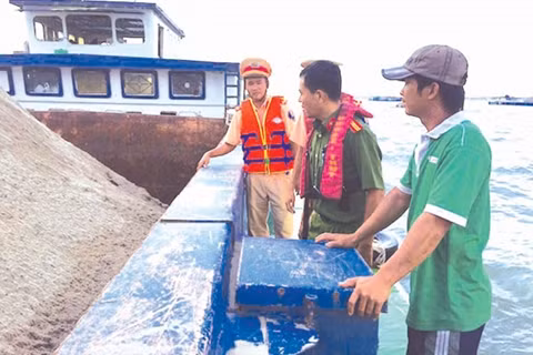 Căng mình chống cát tặc nơi sông nước miền Tây