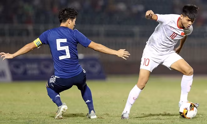 U19 Việt Nam(áo trắng) rộng cửa giành vé vào VCK châu Á 2020 sau khi cầm hòa Nhật Bản.