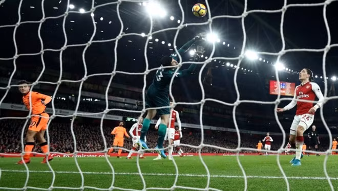Coutinho đánh đầu mở tỷ số cho Liverpool. Ảnh: Reuters