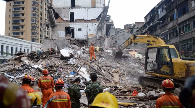 Hiện trường vụ sập nhà. Ảnh: Reuters.