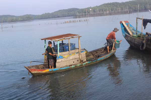 Người dân Thạnh An mưu sinh ngoài biển.