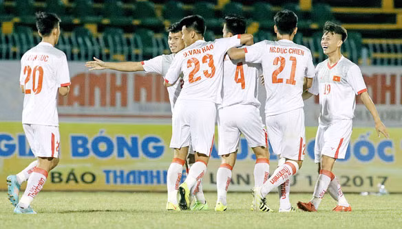 U21 tỏ ra quá mạnh so với các đàn em. Ảnh: Soha.