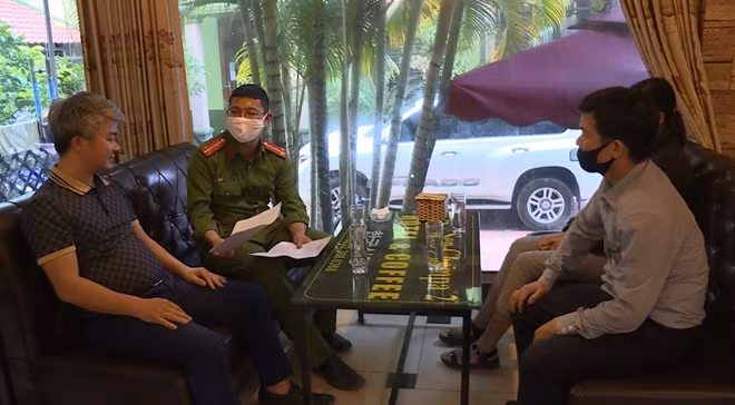 Cán bộ Công an kiểm tra cơ sở kinh doanh.