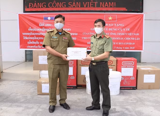 Đại tá Nguyễn Tiến Nam - Phó Giám đốc Công an tỉnh Hà Tĩnh trao thiết bị cho đồng chí Thượng tá Coong Chắn Xay Pằn Nha Giám đốc An ninh tỉnh Bô Ly Khăm Xây.