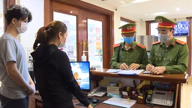 Cán bộ Công an kiểm tra cơ sở lưu trú.
