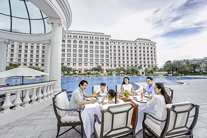 Kỳ nghỉ đã bao gồm trọn gói toàn bộ dịch vụ phòng ở, ẩm thực 3 bữa/ngày và vé vui chơi giải trí tại các công viên chủ đề VinWonders và Vinpearl Safari.