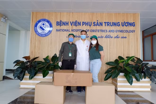 Đại diện BIM Group trao tặng trang bị y tế cho các bác sĩ bệnh viện Phụ sản Trung Ương.