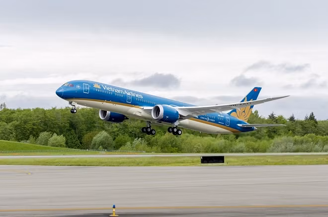 Vietnam Airlines sẽ đài thọ 10.000 vé máy bay khứ hồi, tương đương 5.000 cặp vé, đồng thời giảm 75% giá vé máy bay cho tối đa 2 người đi cùng mỗi y bác sĩ, điều dưỡng và nhân viên y tế.
