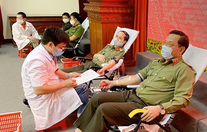 “Một giọt máu cho đi, một cược đời ở lại”; Thiếu tướng Nguyễn Hải Trung và CBCS công an tỉnh tham gia hiến khoảng 300 đơn vị máu.