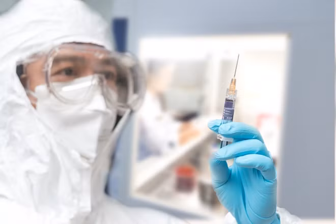 Vaccine được xem là phương án tốt nhất đẩy lùi dịch COVID-19. Ảnh: Getty Images.