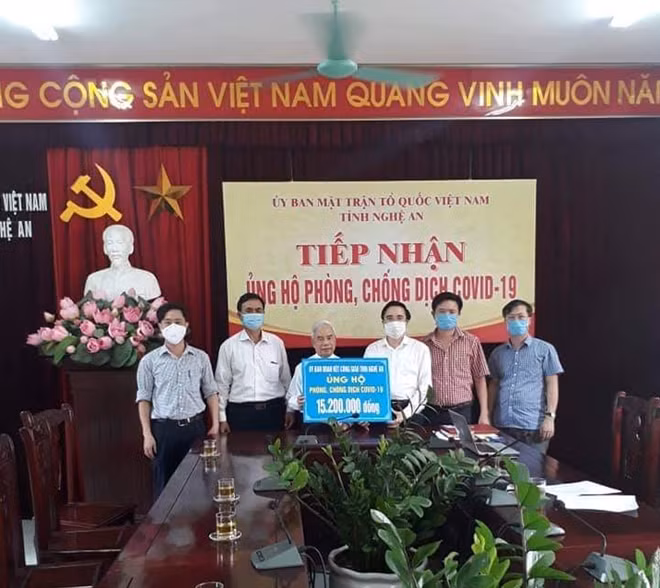 Đại diện Ủy ban đoàn kết công giáo tỉnh Nghệ An trao tiền ủng hộ chống dịch COVID-19.