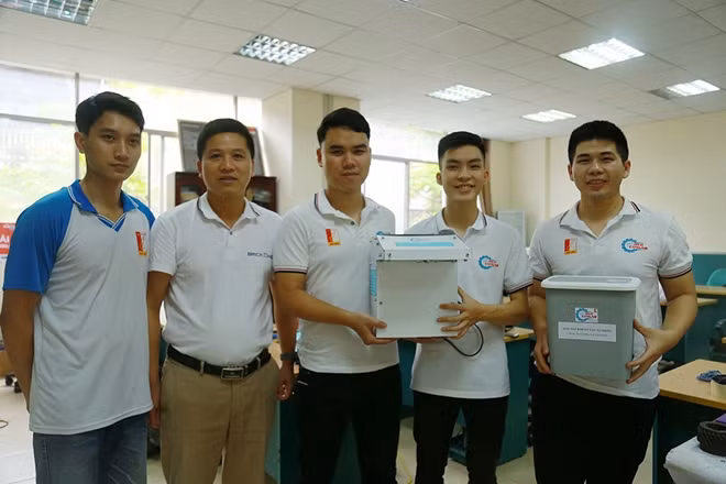 Nhóm sinh viên và giáo viên khoa K36, đại học Bách Khoa Hà Nội cùng hai phiên bản của chiếc máy rửa tay tự động