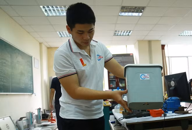 Bên cạnh chiếc máy đầu tiên, nhóm đã hoàn thiện phiên thứ 2 của chiếc máy này. Phiên bản thứ 2, nhỏ gọn hơn có thể treo tường, dễ dàng triển khai tại mọi địa điểm công cộng khi cần.