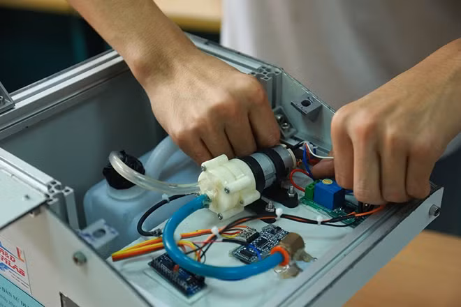 Mới chỉ là sinh viên năm thứ 2 nhưng các em đã làm việc khá chuyên nghiệp khi lên kế hoạch chỉ tiết từ thiết kế, tính toán đến thử nghiệm sản phẩm.