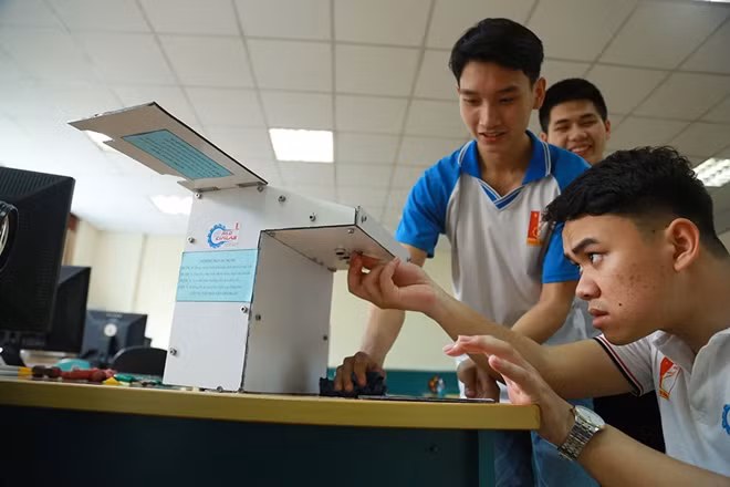 Cả nhóm đã lên ý tưởng và mày mò chế tạo chiếc máy đầu tiên.