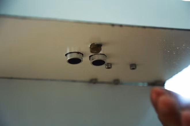 Máy được gắn một cảm biến hồng ngoại ở bên ngoài để nhận biết chuyển động.