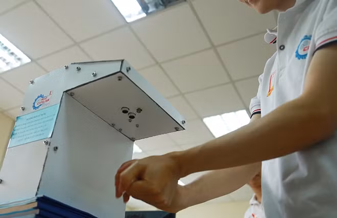 Việc rửa tay vì thế hoàn toàn tự động và sạch sẽ. Việc không cần tới một nút bấm nào giúp người sử dụng tránh tiếp xúc với bề mặt máy, qua đó giảm thiểu nguy cơ lây nhiễm.